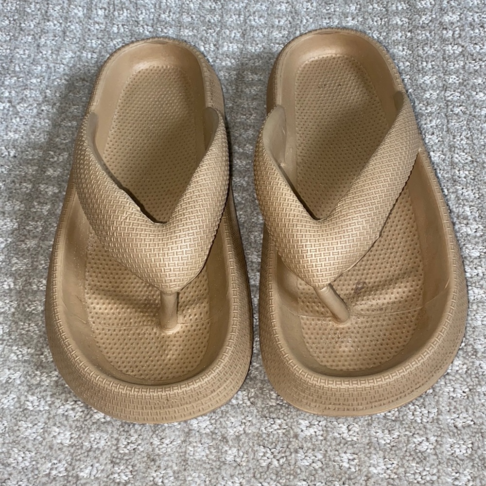 CLOUD LIKE FLIP FLOP SANDALS SIZE 40-41 (8-9)